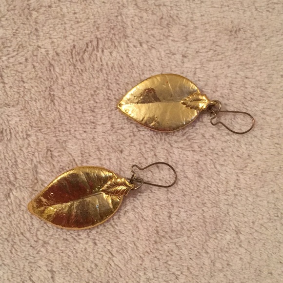 Gold electroplated leaf earrings vintage resale - Picture 4 of 5